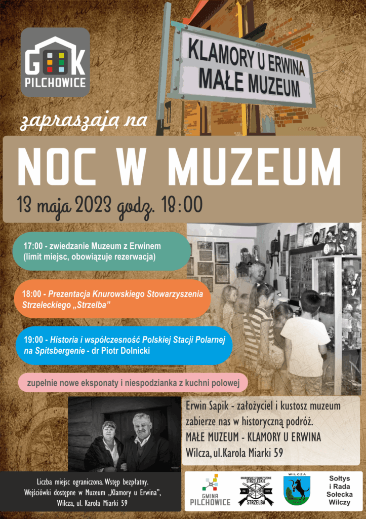 Plakat informujący o wydarzeniu pn. "Noc w muzeum". Erwin Sapik prezentuje grupie dzieci eksponaty w gablocie. W tle wiszą obrazy.